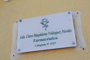 Placa en el exterior de la farmacia de Castell de Castells