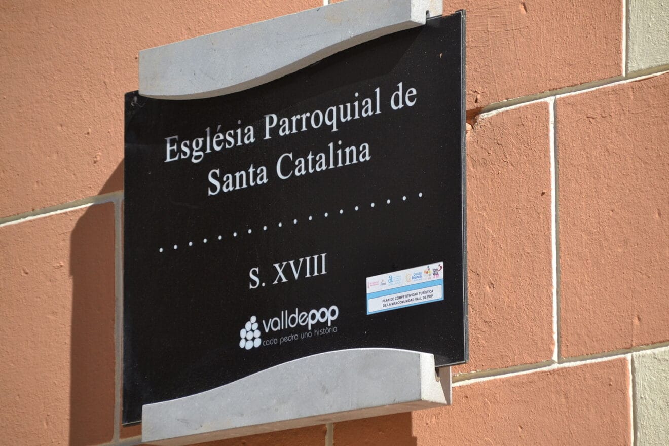 Placa en la Iglesia de Santa Catalina de Senija