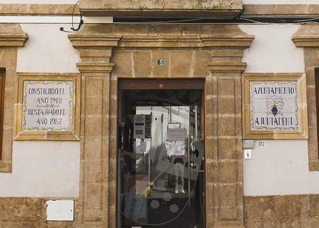 Imagen: Placa informativa en la fachada del Ayuntamiento del Poble Nou de Benitatxell
