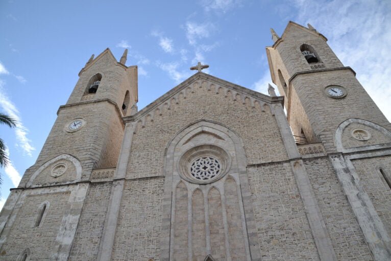 Plano contrapicado del exterior de la Iglesia de la Puríssima Xiqueta de Benissa