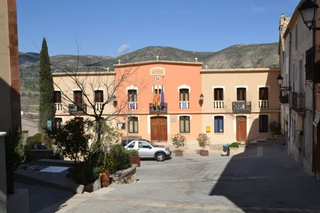 plaza del ayuntamiento alcala de la jovada vall dalcala