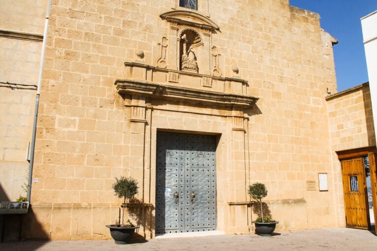 Portada de la iglesia de Santa María Magdalena de Benitatxell