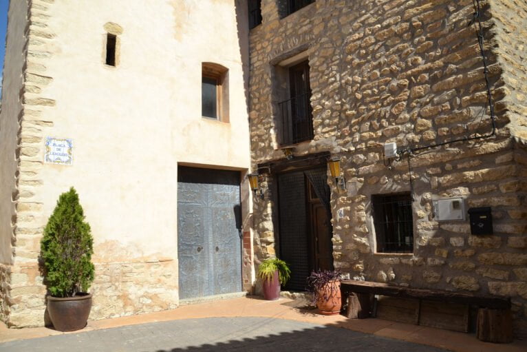 Portón de la iglesia de Beniaia, La Vall d'Alcalà