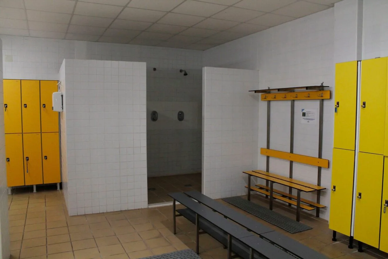 Vestuario en la piscina cubierta de Pego