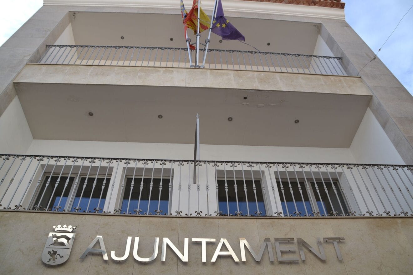 Vista del ayuntamiento de Alcalalí