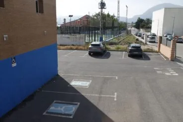 Zona de parking en la piscina cubierta