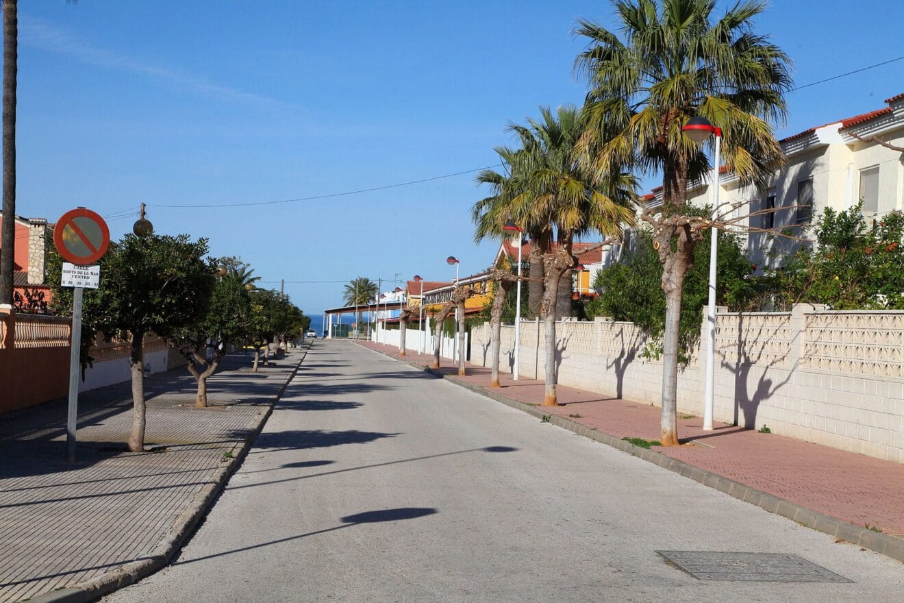 Acceso a la playa de L'Almadrava en Els Poblets