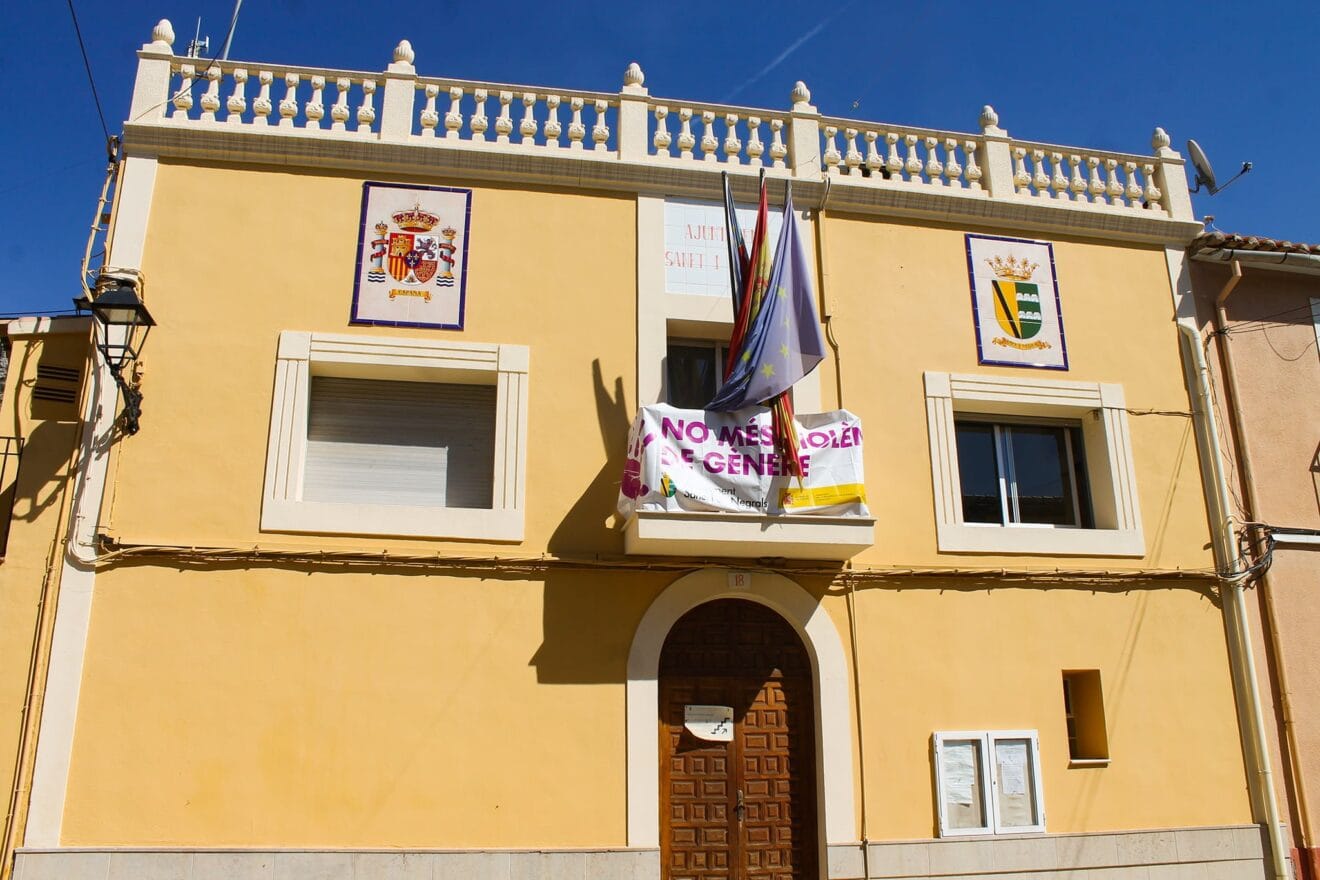 Exterior del ayuntamiento de Sanet i Negrals