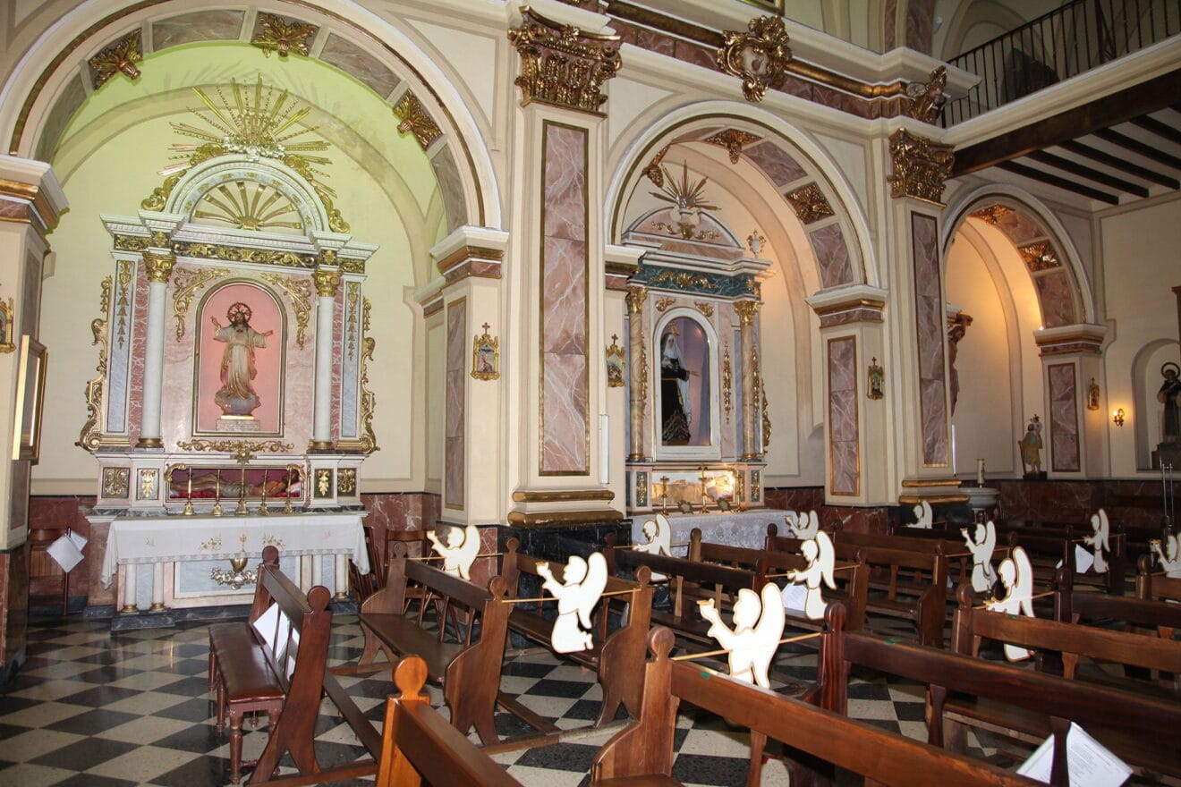 Bancos en el interior de la iglesia de San Juan Bautista de Beniarbeig