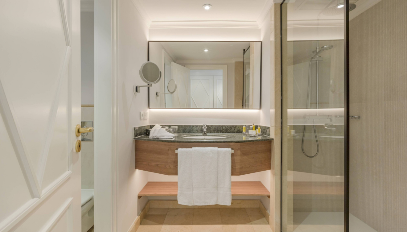 Baño de mármol con ducha de hidromasaje en Hotel La Sella