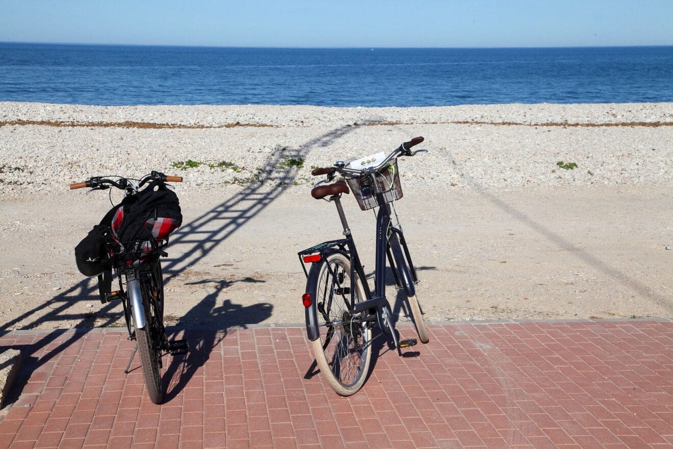 Bicis en la playa de L'Almadrava
