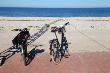 Bicis en la playa de L’Almadrava