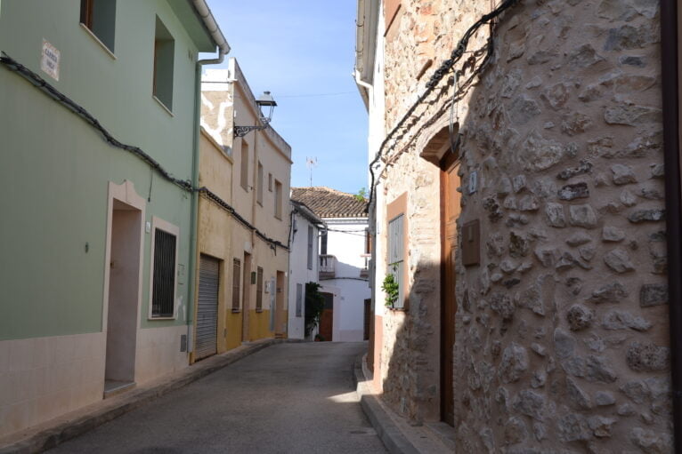 Vista de una calle de Alcalalí