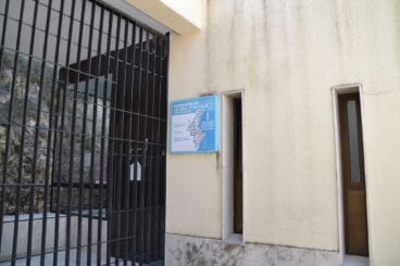 Entrada al consultorio de Alcalà de la Jovada