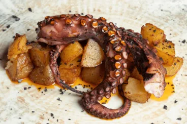 Delicioso pulpo a la brasa con patatas