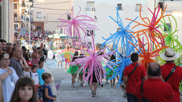 Desfile de las fiestas patronales de Gata de Gorgos destacada