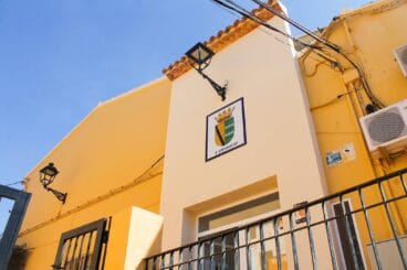 Detalle de la fachada del ayuntamiento de Sanet i Negrals