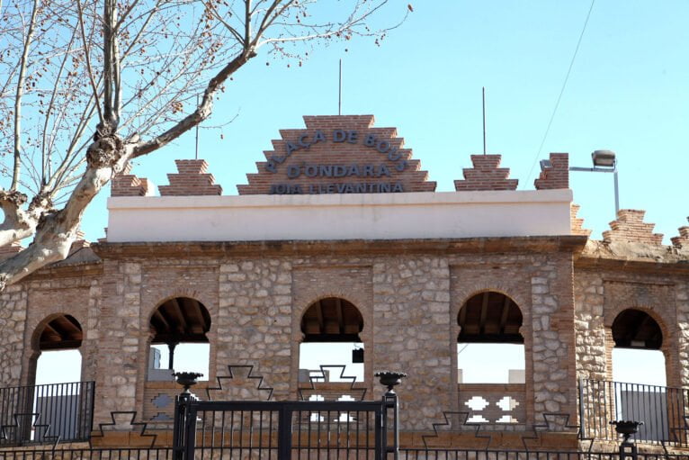 Detalle de la fachada de la Plaza de Toros de Ondara