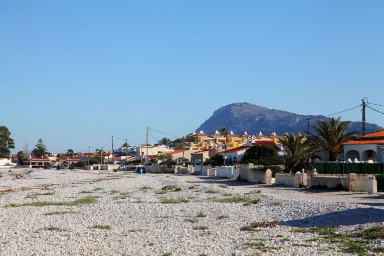 El Montgó visto desde la playa de L'Almadrava