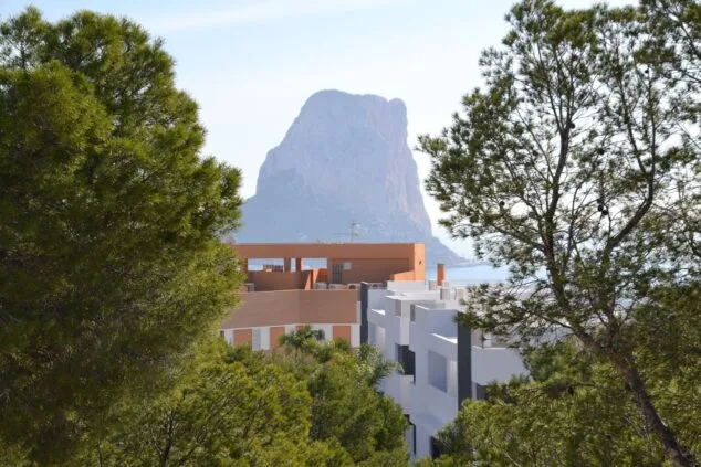 пенон Ифач между конструкциями