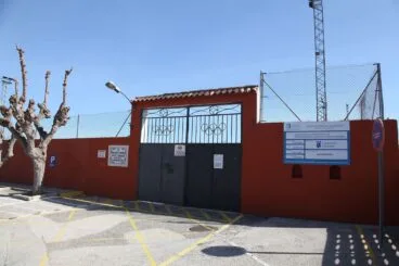 Entrada al campo de fútbol, dentro del polideportivo de Ondara
