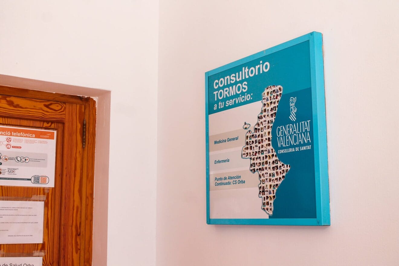 Entrada al consultorio médico de Tormos