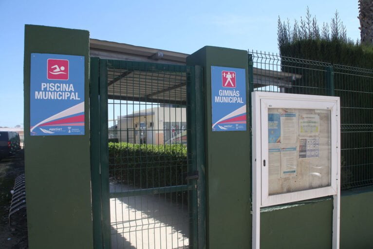 Entrada al gimnasio municipal de Pedreguer