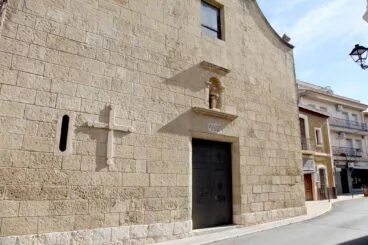 Entrada de la iglesia de San Juan Bautista de Beniarbeig