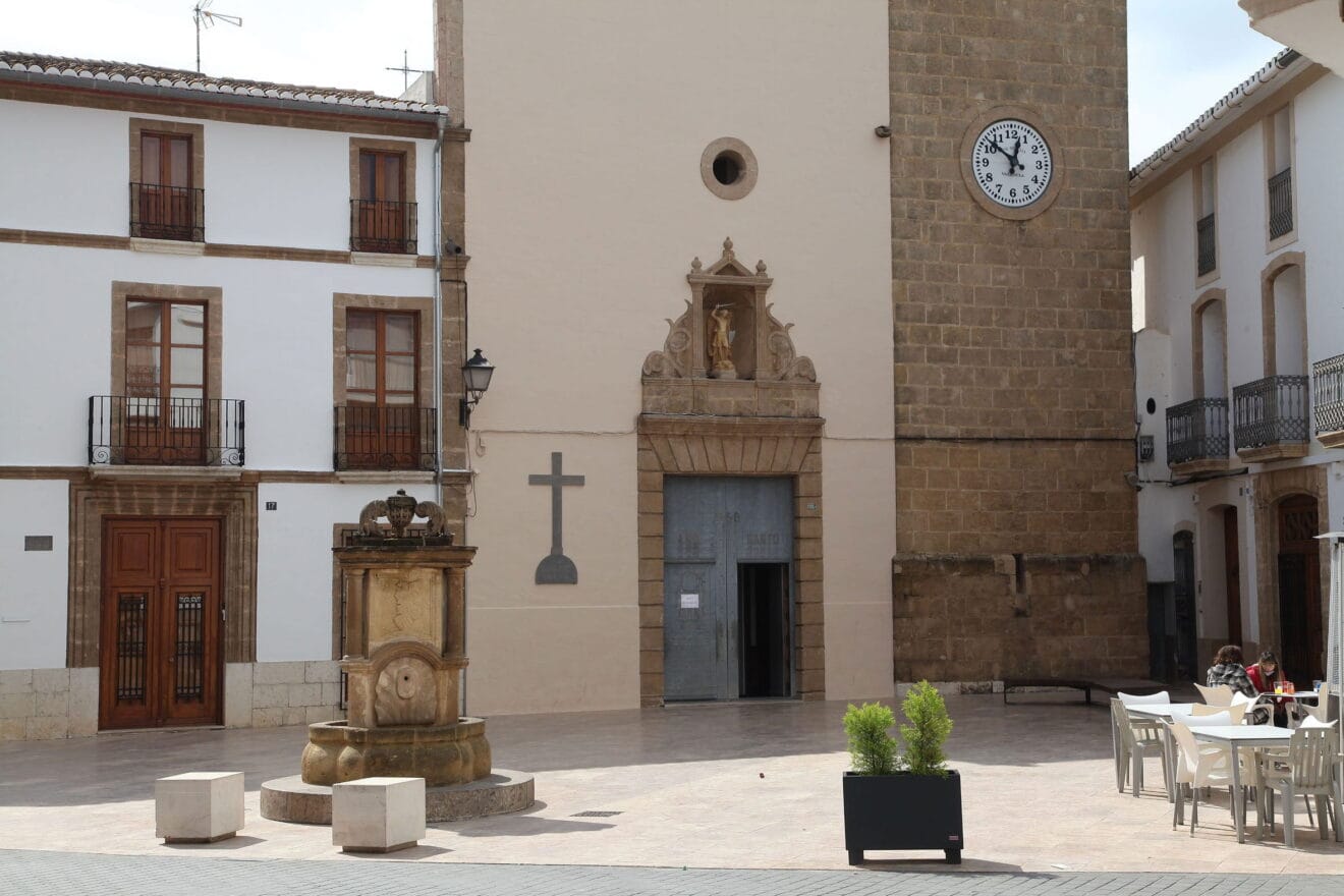 Entrada a l'església de Sant Miquel Arcàngel de Gata de Gorgos