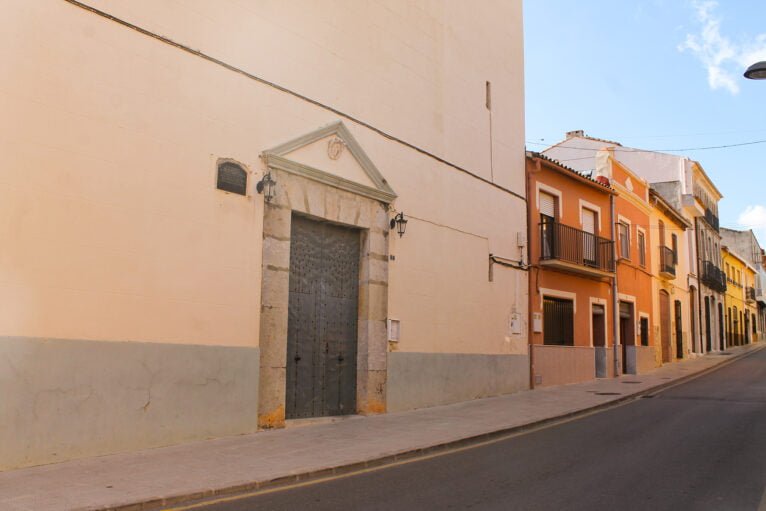 Entrada a la iglesia de Sagra