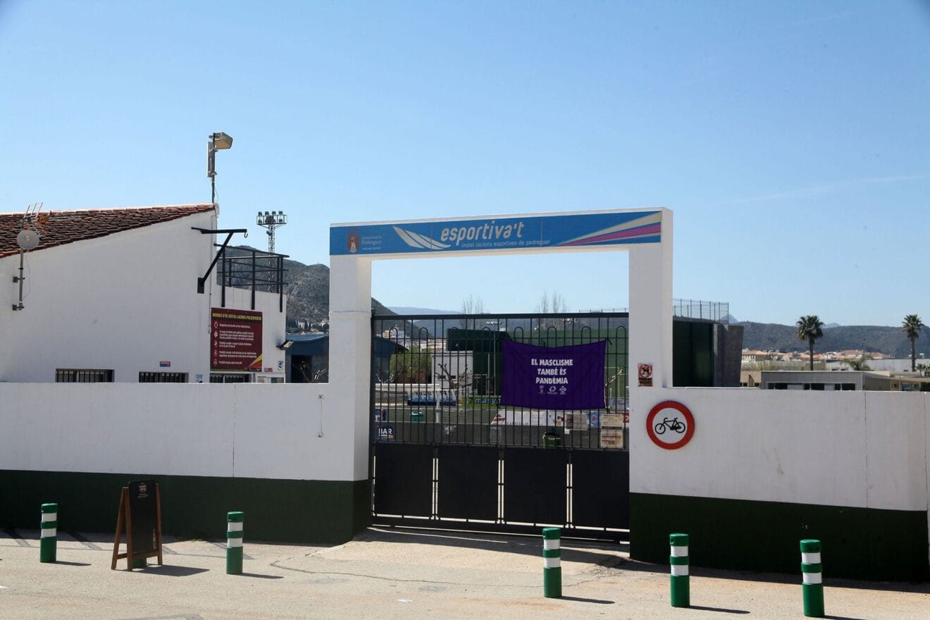 Entrada al polideportivo de Pedreguer