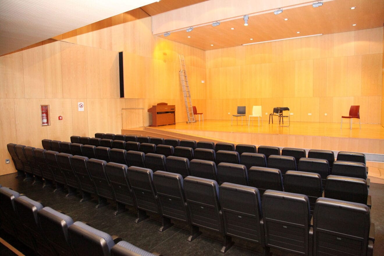 Escenario del salón de actos de la Casa de Cultura de Vergel