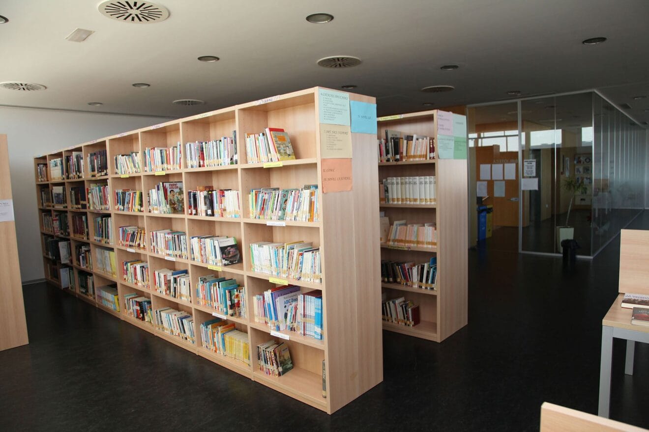 Estanterías en la biblioteca del Verger