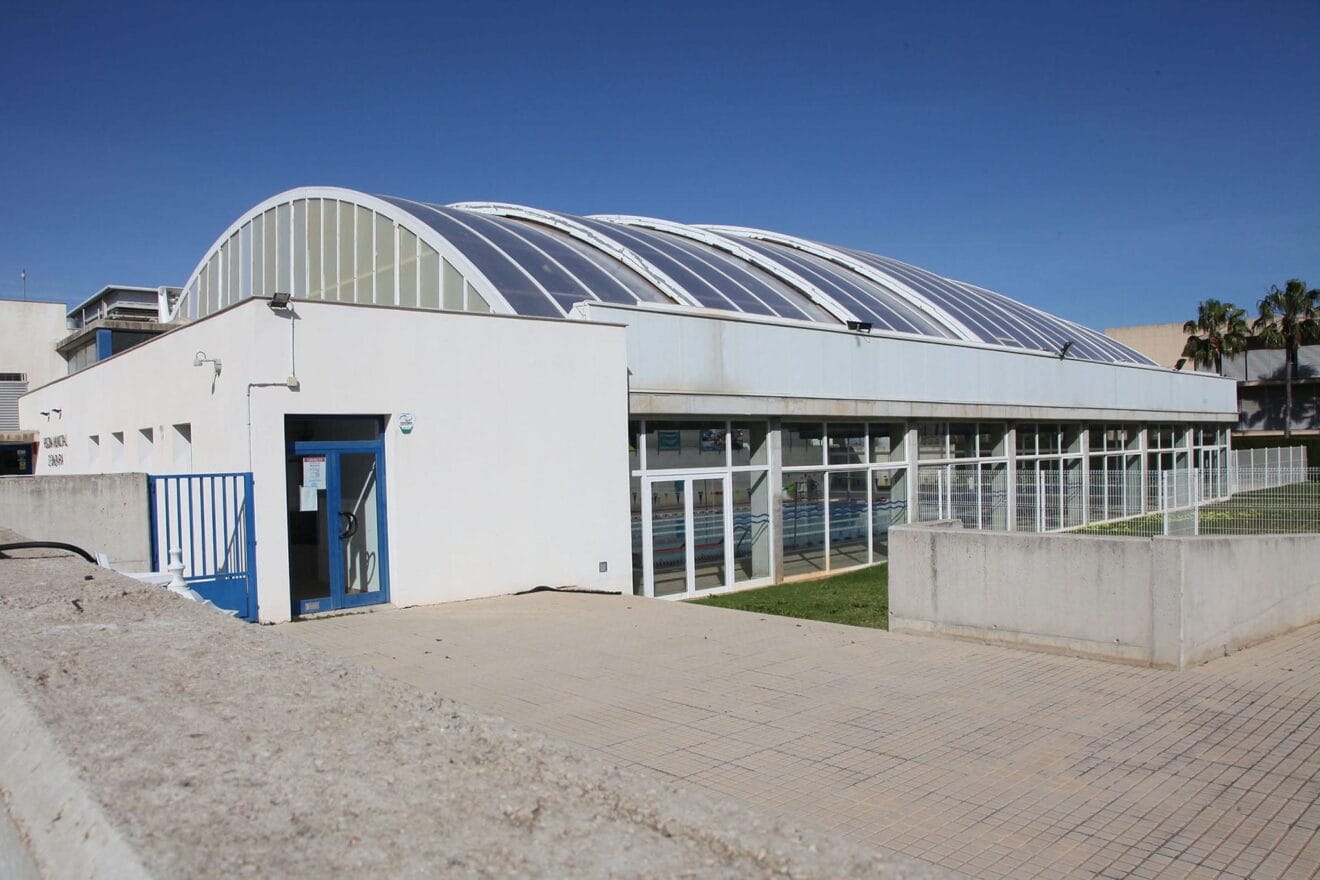 Exterior con jardín de la piscina municipal de Ondara