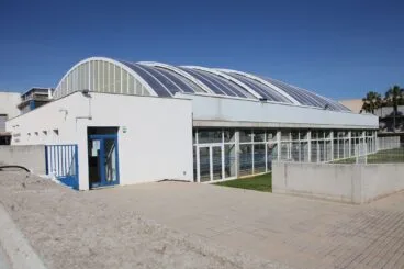 Exterior con jardín de la piscina municipal de Ondara