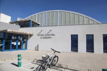 Exterior de la piscina municipal de Ondara