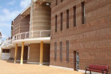 Exterior de las dependencias municipales que albergan la biblioteca de Gata de Gorgos