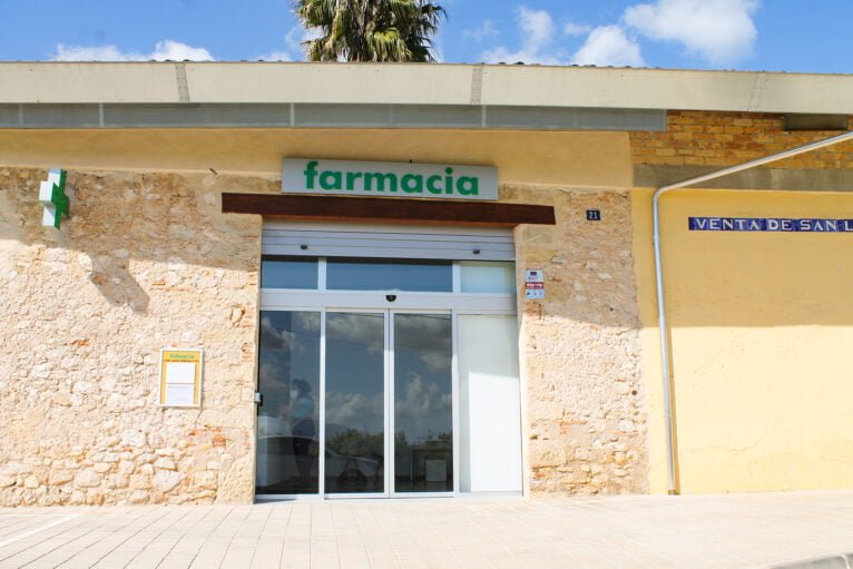 Fachada principal de la farmacia de Tormos