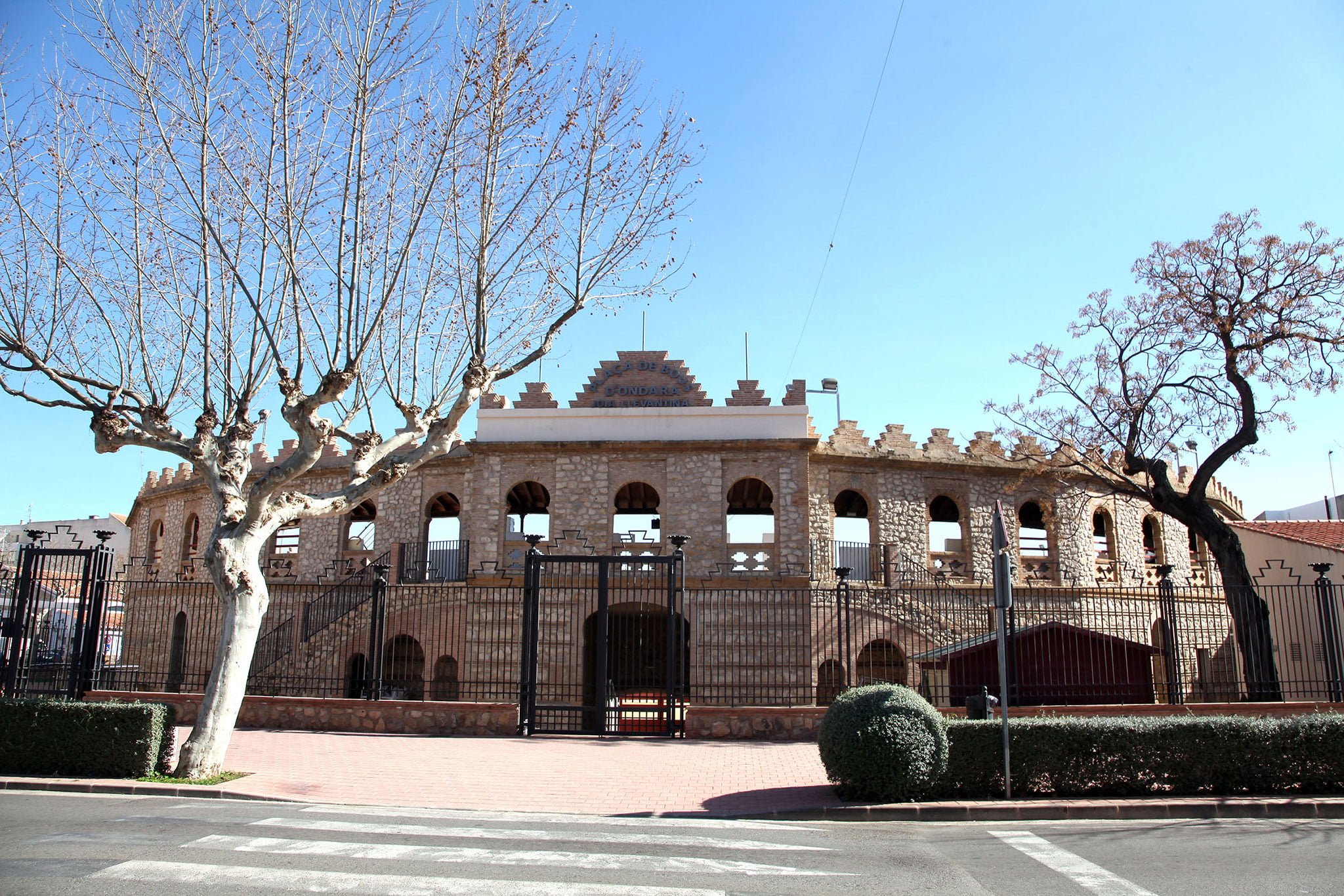 Fachada principal de la Plaza de Toros de Ondara
