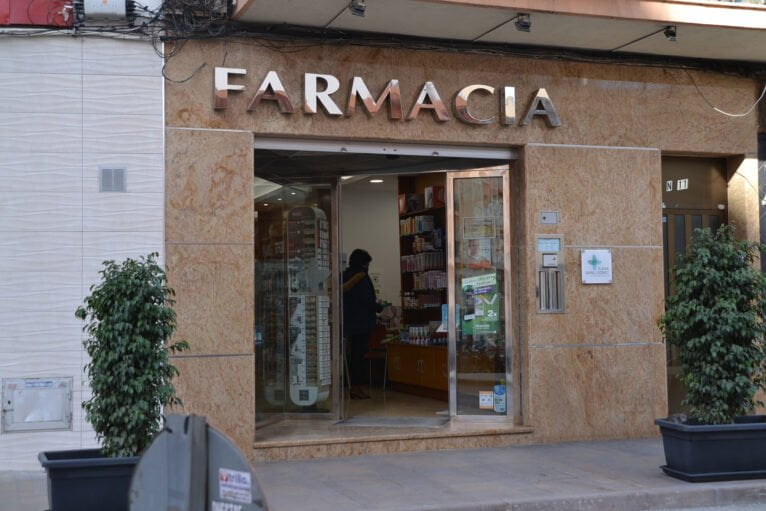 Exterior de la farmacia de Elena Savall en Calp