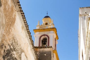 Vista del campanario de la iglesia de San Andrés Apóstol de Benimeli
