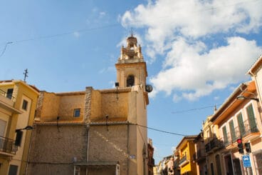 Vista de la iglesia de Sagra