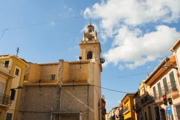 Vista de la iglesia de Sagra