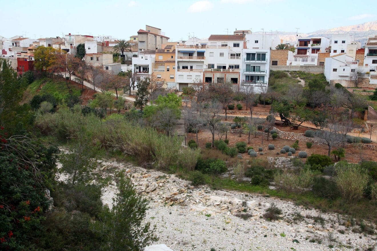 Imagen de Gata con el río Gorgos a sus pies