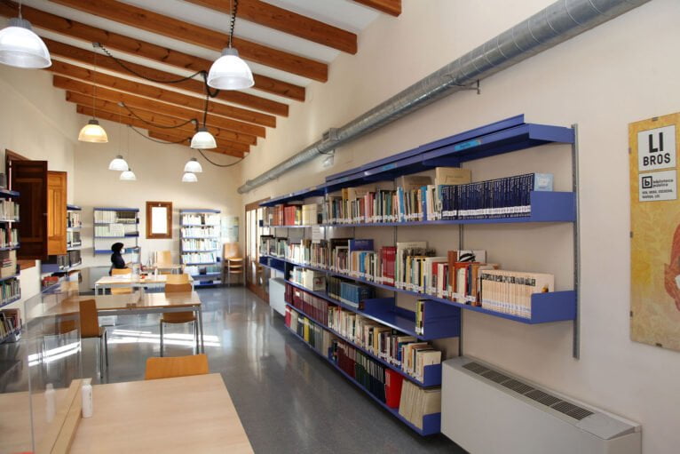 Imagen del interior de la biblioteca de Ondara