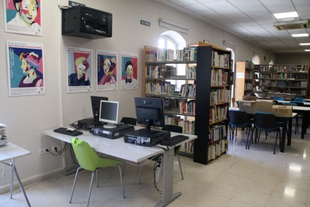 interior biblioteca pedreguer