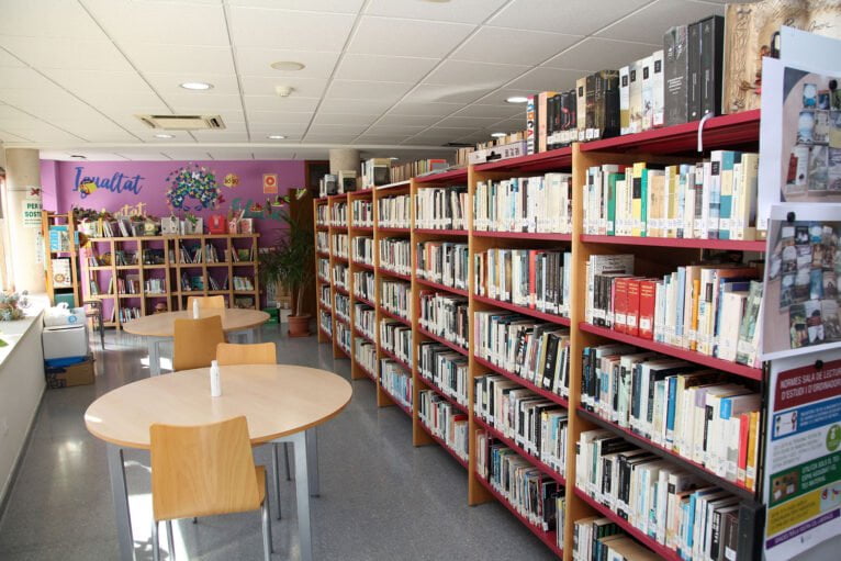 Interior de la biblioteca de Ondara