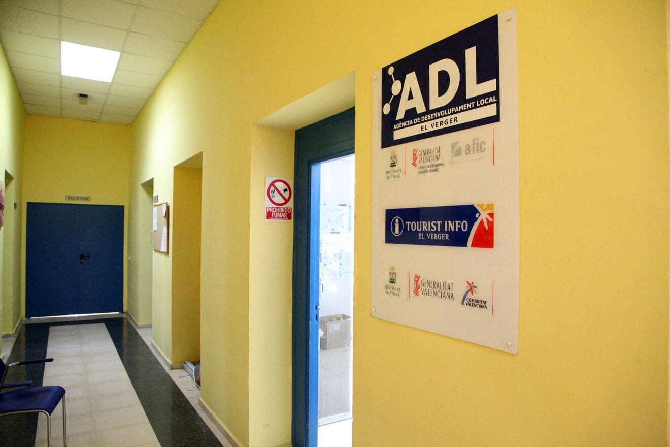 Interior de la oficina de la ADL (Agència de Desenvolupament Local) de Creama en El Verger