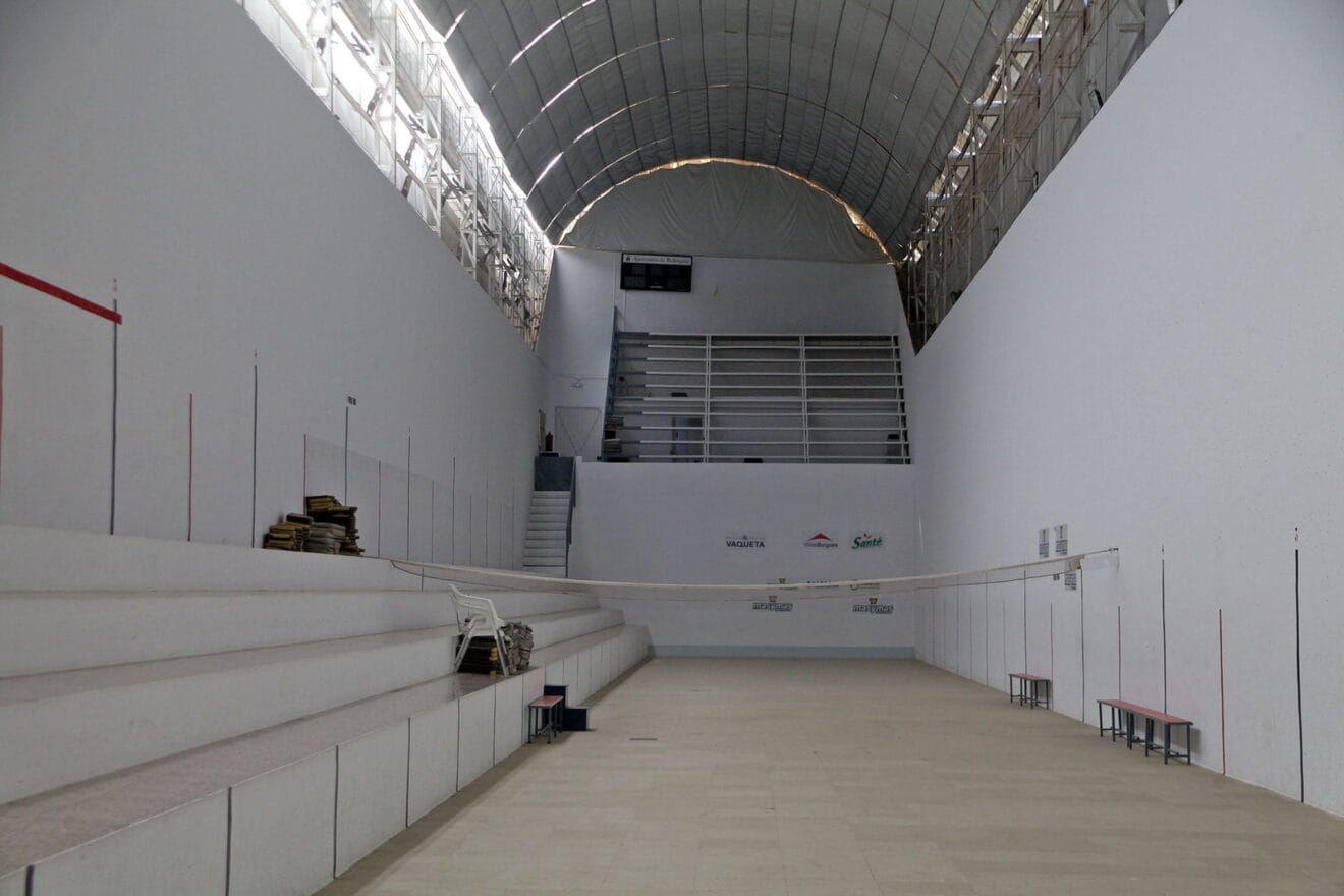 Interior del trinquet de Pedreguer