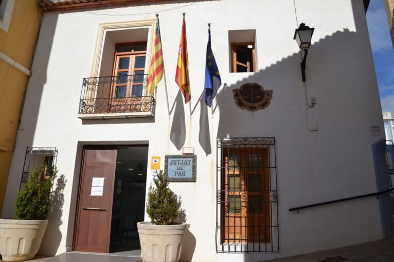 Exterior del Juzgado de Paz de Calp